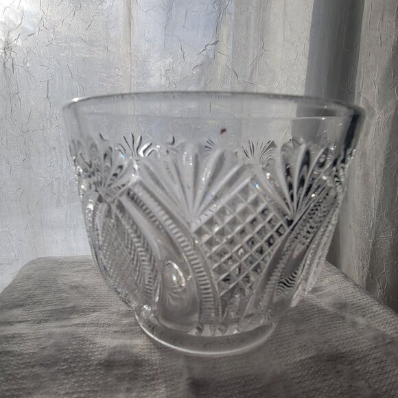Vintage Clear Glass Bowl With Intricate Cut Design 7" Diameter 4.5" Height Home - Picture 7 of 8